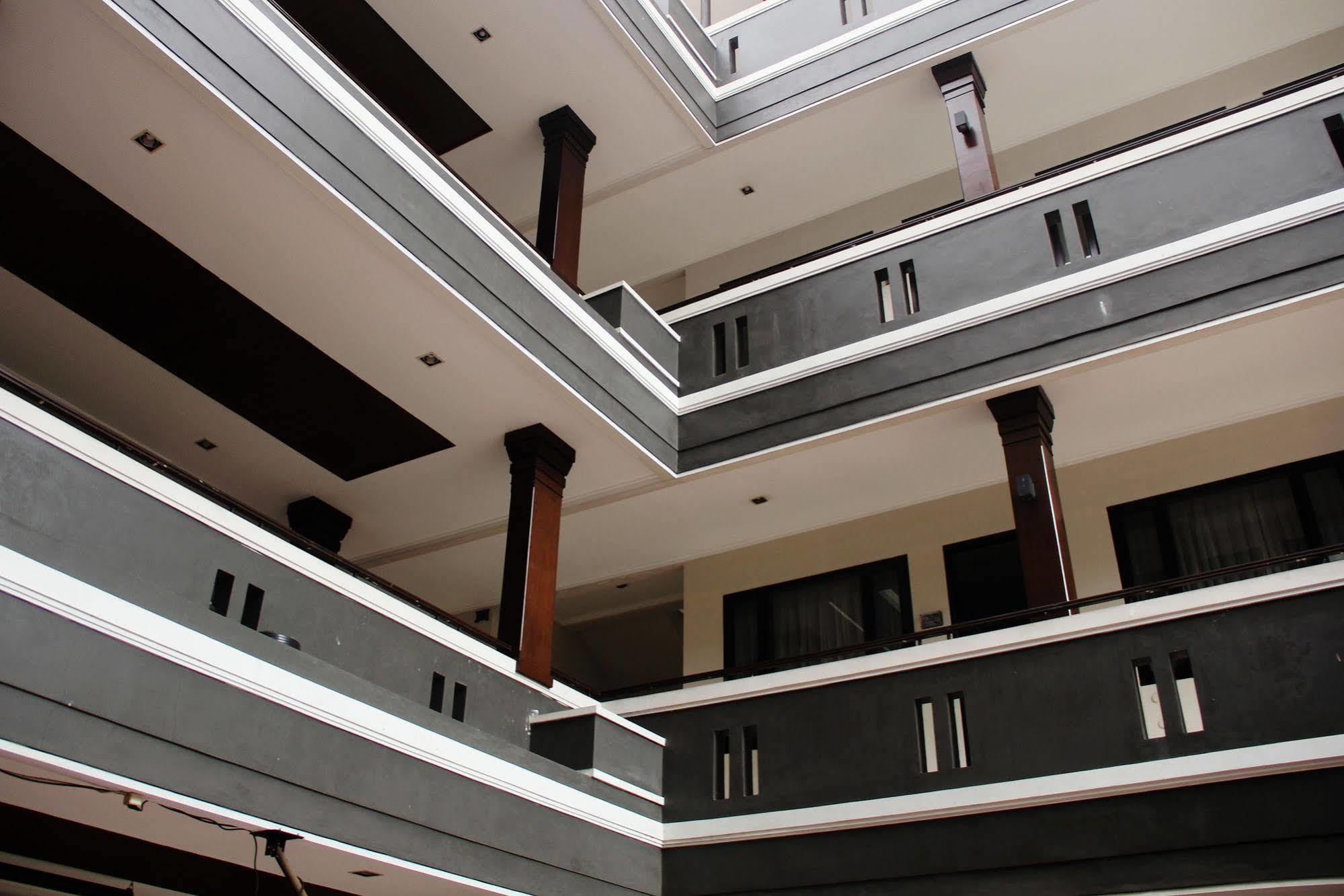 Zen Rooms Grand Hotel เล็มบัง ภายนอก รูปภาพ