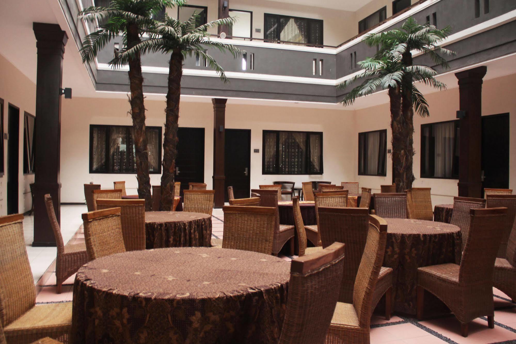 Zen Rooms Grand Hotel เล็มบัง ภายนอก รูปภาพ