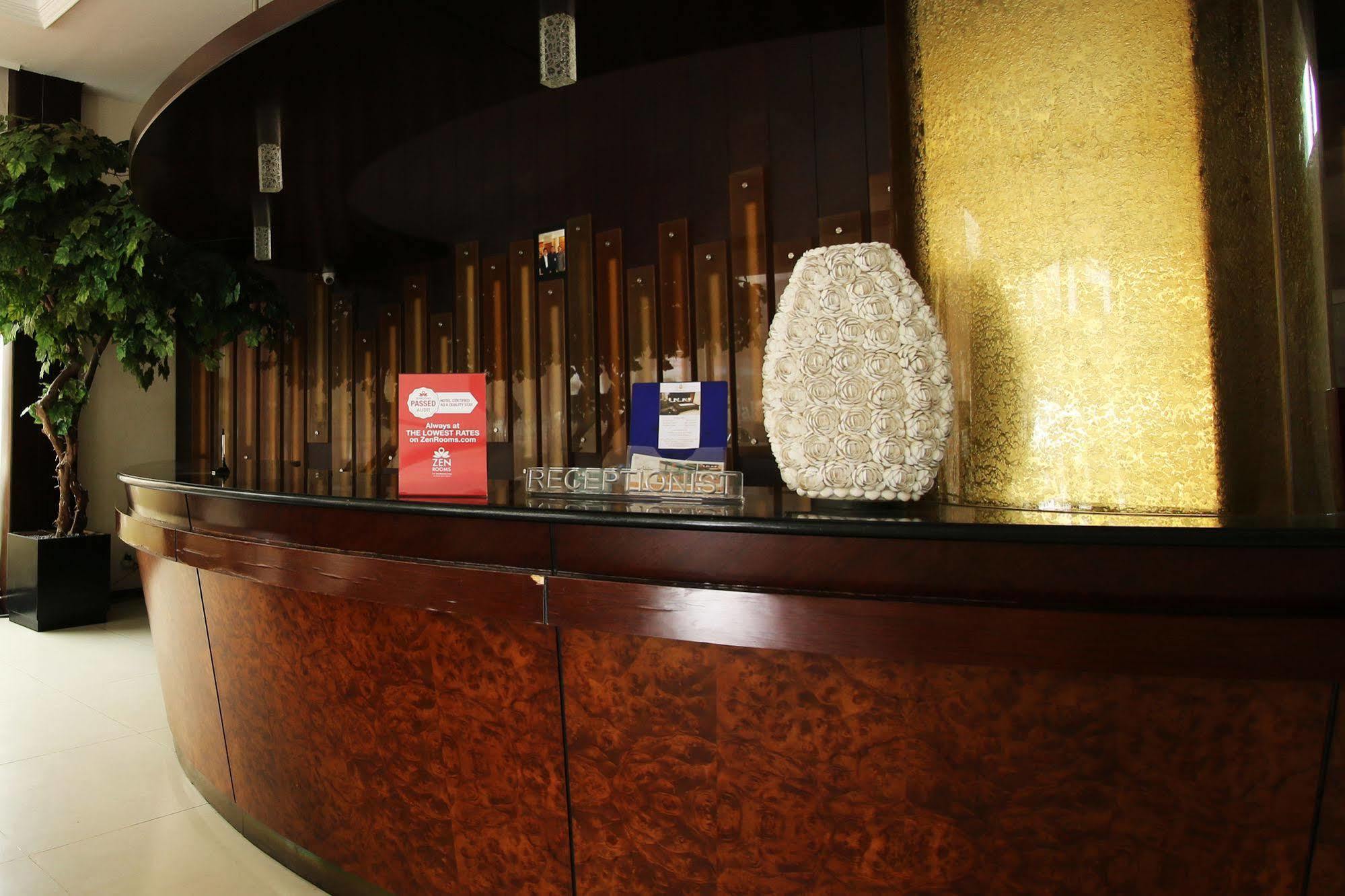 Zen Rooms Grand Hotel เล็มบัง ภายนอก รูปภาพ