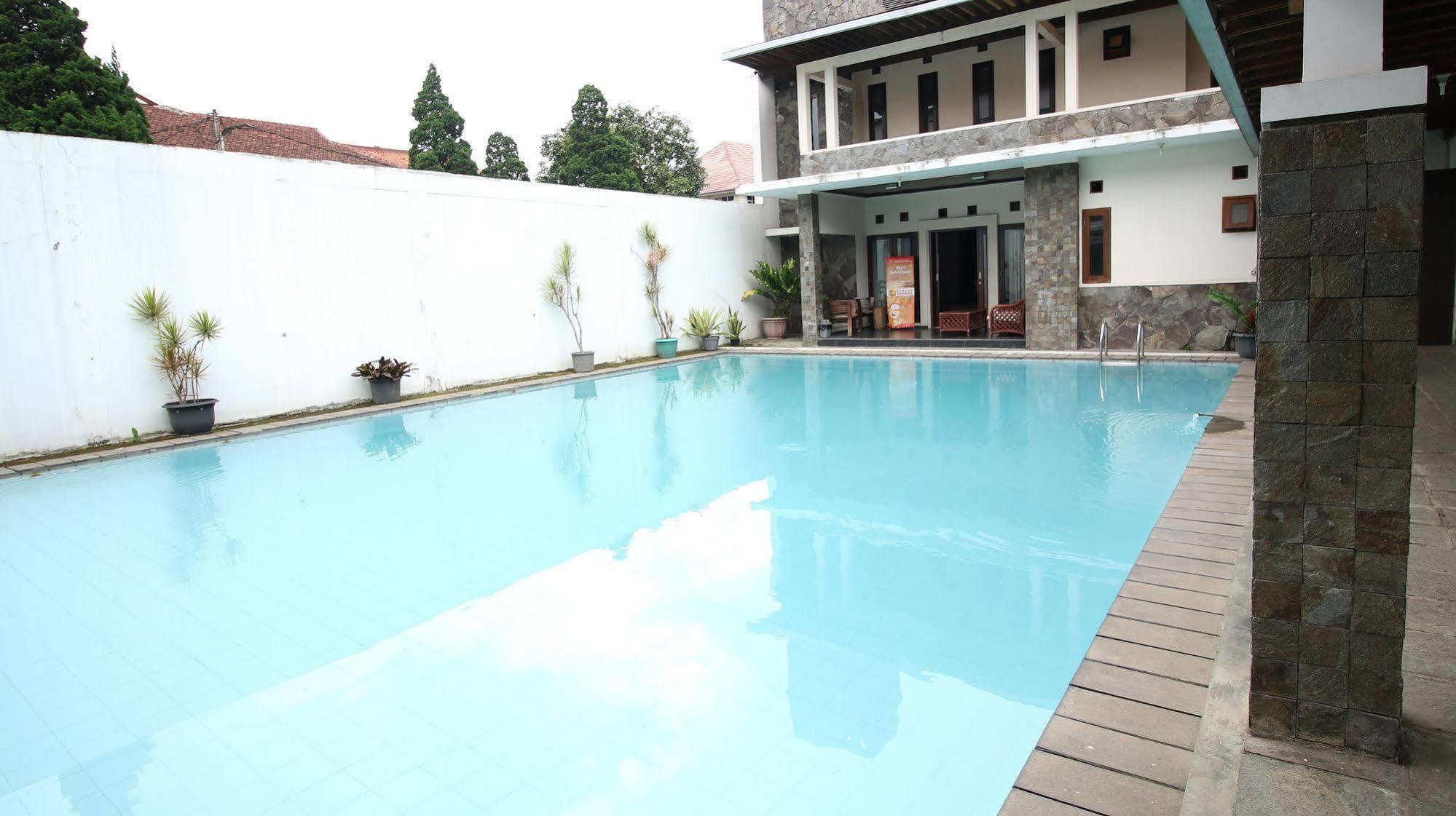Zen Rooms Grand Hotel เล็มบัง ภายนอก รูปภาพ