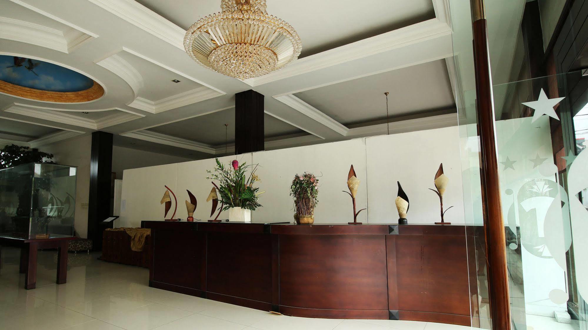 Zen Rooms Grand Hotel เล็มบัง ภายนอก รูปภาพ