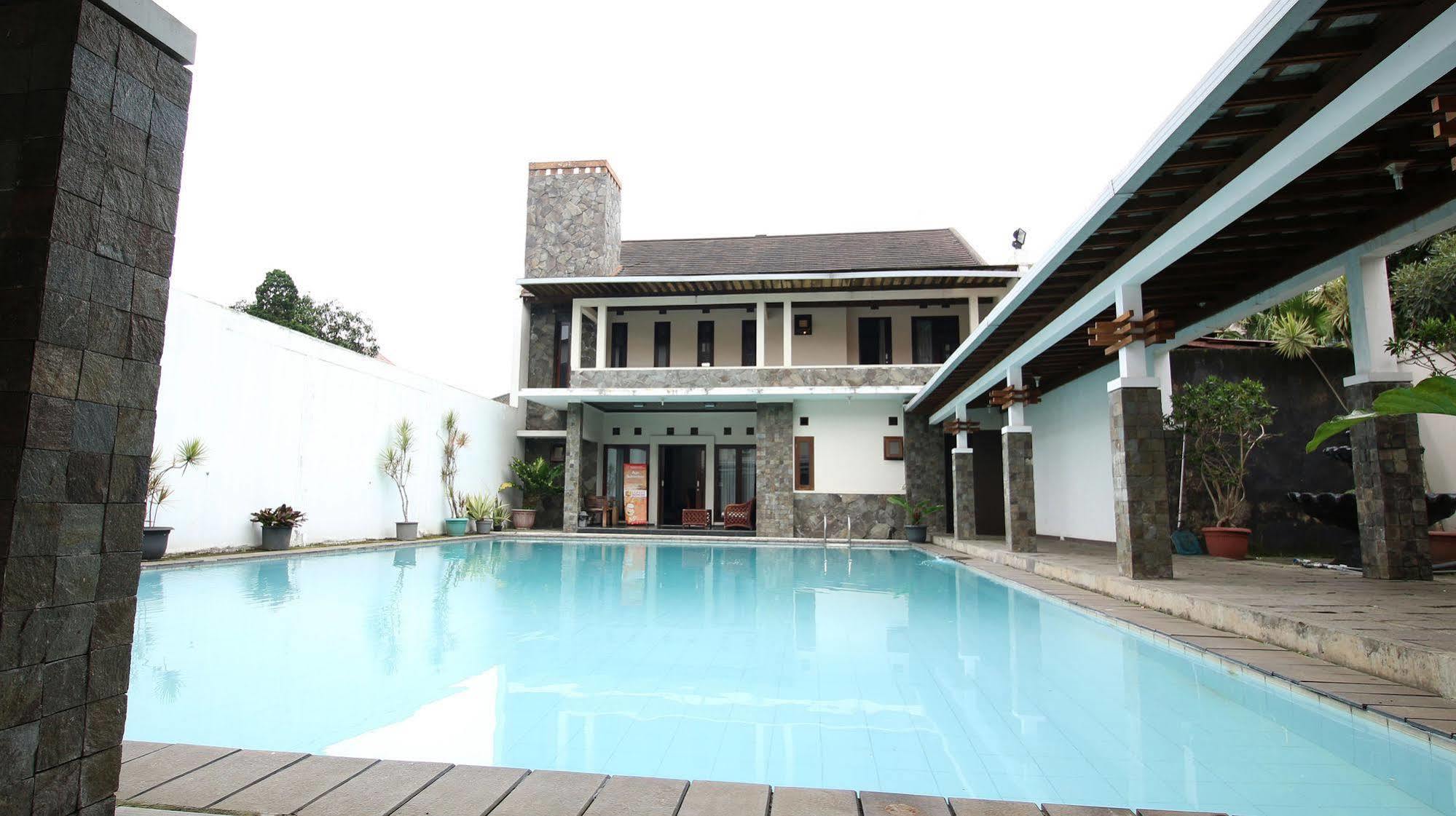 Zen Rooms Grand Hotel เล็มบัง ภายนอก รูปภาพ